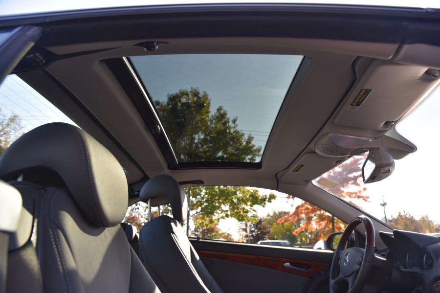Детали интерьера Mercedes-Benz SL500 (R230) 2003 года  (фото 61 из 86)